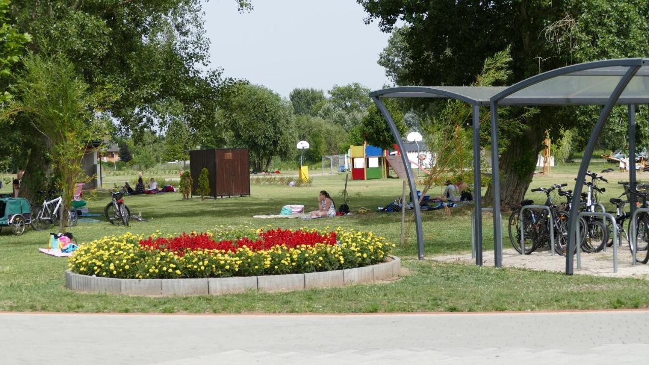 Hotel Familia Camping Balaton Balatonoszod Exterior foto